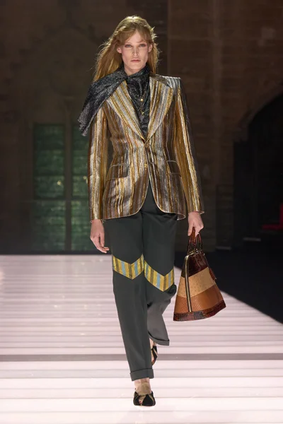 Look 15